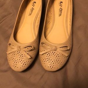 Cute tan flats with bows size 8